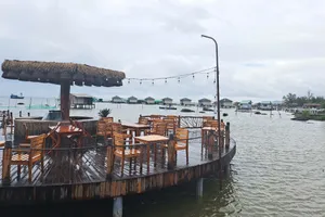 Công trình xây dựng bungalow trái phép ở Hàm Ninh chưa chịu tháo dỡ. Ảnh: QUỐC BÌNH