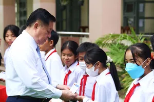 ĐBSCL: Học sinh nhiều nơi đến trường dự lễ khai giảng bằng vỏ lãi