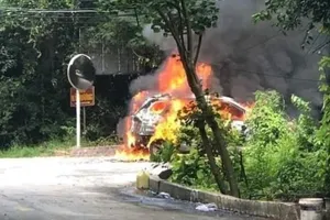 An Giang: Xe ô tô 7 chỗ cháy trơ khung trên đường lên Núi Sam