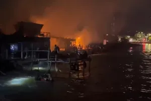 Đám cháy bùng phát ở giữa cửa sông nên công tác chữa cháy khá vất vả. Ảnh cắt từ clip do người dân cung cấp