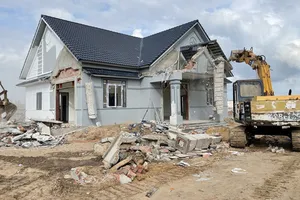  Cơ quan chức năng xã Dương Tơ và TP Phú Quốc tháo dỡ một căn biệt thự xây dựng trái phép. Ảnh: QUỐC BÌNH.