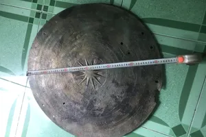 Mặt trống đồng hơn 2.000 năm tuổi do ngư dân cào lưới phát hiện. Ảnh do người dân cung cấp.