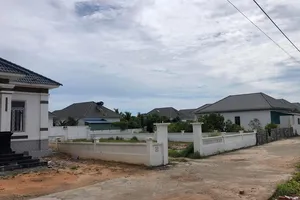 Tường rào và đường bê tông xây dựng trái phép trên khu đất xã Dương Tơ quản lý. Ảnh: QUỐC BÌNH