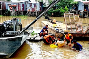 Các lực lượng chức năng và người dân khắc phục hậu quả vụ tai nạn. Ảnh: CHIẾN KHU