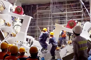 Phó Chủ tịch UBND TPHCM Trần Vĩnh Tuyến chúc tết công nhân thi công metro