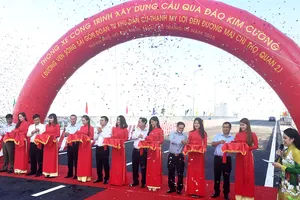 Thông xe cầu qua đảo Kim Cương quận 2