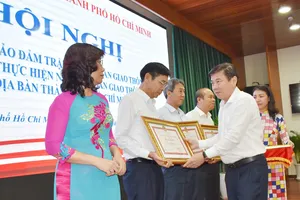 Chủ tịch UBND TPHCM Nguyễn Thành Phong trao tặng bằng khen cho các đơn vị tại hội nghị