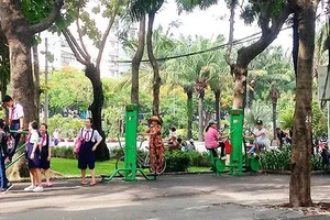 Người dân sinh hoạt vui chơi tại Công viên 23-9.