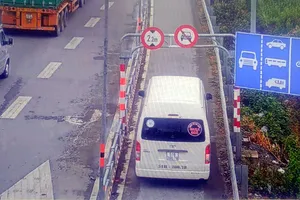 Có biển cấm nhưng xe ô tô cố tình lưu thông vào làn xe gắn máy