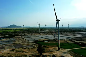 Đưa vào vận hành tổ hợp điện mặt trời và điện gió tại tỉnh Ninh Thuận. Ảnh QUỐC HÙNG