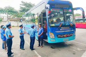 Đội 7 Thanh tra GTVT kiểm tra xe khách tại Bến xe Ngã tư Ga, tháng 2-2018. Ảnh: HUY KHÁNH