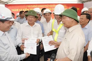 Thủ tướng Nguyễn Xuân Phúc trao quyết định phê duyệt phân bổ 2.186 tỷ đồng vốn ngân sách cho dự án cao tốc Trung Lương - Mỹ Thuận cho các đại diện. Ảnh: VGP