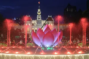 Đưa vào hoạt động đài phun nước nghệ thuật Phố đi bộ Nguyễn Huệ  ​