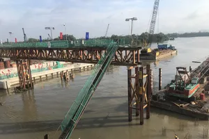 Lắp van ngăn triều  400 tấn  tại cống Cây Khô