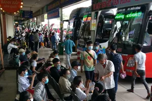 Người dân ùn ùn về quê nghỉ lễ, các bến xe quá tải