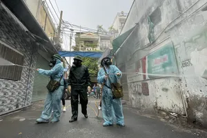 Phun khử khuẩn trong hẻm đường Nguyễn Văn Công, phường 3, quận Gò Vấp vào chiều 1-6. Ảnh: VĂN MINH