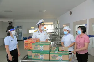 Tổng Công ty Tân Cảng tặng quà động viên đội ngũ  cán bộ, công nhân thực hiện "3 tại chỗ" trong sản xuất kinh doanh. Ảnh: CÔNG HOAN