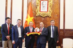 Chủ tịch nước Nguyễn Xuân Phúc tiếp hai HLV Park Hang-seo và Mai Đức Chung