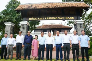 Chủ tịch nước Nguyễn Xuân Phúc dâng hương tại Khu lưu niệm đồng chí Trương Văn Bang