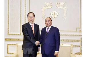 Chủ tịch nước Nguyễn Xuân Phúc hội kiến Thủ tướng Hàn Quốc Han Duck Soo  Chủ tịch nước Nguyễn Xuân Phúc hội kiến Thủ tướng Hàn Quốc Han Duck-soo. Ảnh: TTXVN