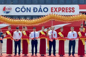 Lãnh đạo TPHCM cắt băng công bố đưa vào hoạt động tuyến tàu cao tốc từ TPHCM đi Côn Đảo và ngược lại. Ảnh: HOÀNG HÙNG