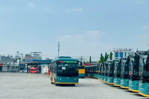 Tăng cường xe buýt phục vụ hành khách tại sân bay Tân Sơn Nhất và các bến xe liên tỉnh trên địa bàn TPHCM. Ảnh: QUỐC HÙNG