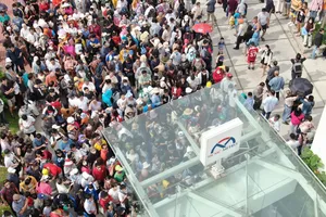 Người dân đội nắng chờ đi metro