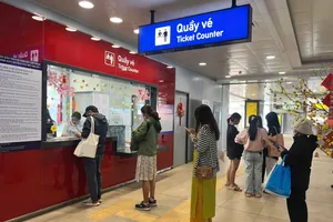 Hành khách xếp hàng mua vé đi metro 