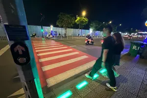 TPHCM lắp đặt hệ thống đèn cảnh báo chỉ vạch đi bộ