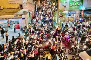 Người dân chọn lộ trình lưu thông qua cầu Bình Triệu 1