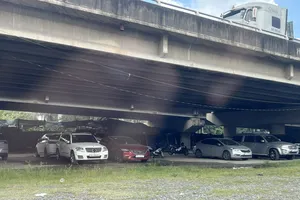 Bãi giữ xe ở gầm cầu Ông Lớn, đường Nguyễn Văn Linh, xã Bình Hưng, TPHCM