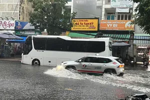 Xử lý dứt điểm 13 tuyến đường ngập do mưa. Ảnh: QUỐC HÙNG