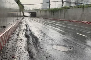 Hầm chui đường Nguyễn Văn Linh - Nguyễn Hữu Thọ: Xuất hiện dày đặc ổ voi, ổ gà