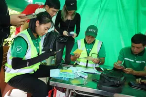 Hàng trăm tài xế đến Trạm thu phí Long Phước nhờ hỗ trợ chuyển đổi tài khoản giao thông