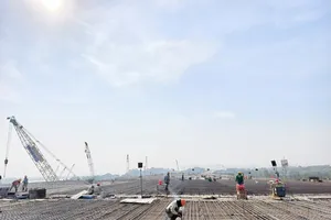 Công nhân, kỹ sư đang thi công gói thầu XL5, dự án đường Vành đai 3. Ảnh: QUỐC HÙNG 