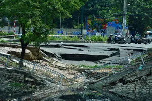 Đường ven kênh Tàu Hủ bất ngờ sụp hố sâu