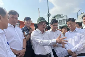 Sau khi kiểm tra, Phó Chủ tịch UBND TPHCM Bùi Minh Thạnh yêu cầu xử lý khẩn cấp. Ảnh: QUỐC HÙNG