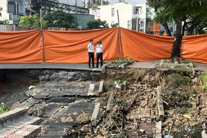 Phó Chủ tịch UBND TPHCM Bùi Minh Thạnh kiểm tra hiện trạng sụt lún trên đường Ba Đình, phường Chánh Hưng. Ảnh: QUỐC HÙNG