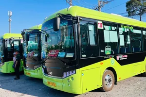 Xe buýt điện tại bến xe buýt Cộng Hòa, phường Tân Bình