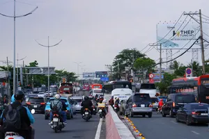 Phương tiện từ các tỉnh miền Tây di chuyển về TPHCM (ẢNH: QUỐC HÙNG)