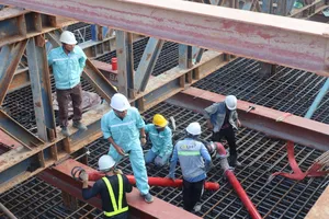 Cầu đi bộ qua sông Sài Gòn đổ bê tông bệ trụ chính