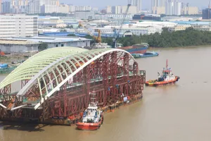 Nhịp chính cầu đi bộ qua sông Sài Gòn về đến Bến Bạch Đằng, sẵn sàng hợp long