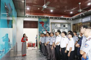 Đoàn cán bộ, chiến sĩ Hải quân tham quan các di tích lịch sử tại TPHCM