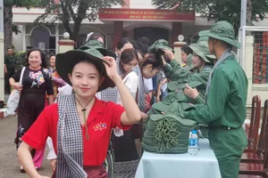 Sinh viên Lào, Campuchia giao lưu cùng học viên Trường Quân sự Quân khu 7