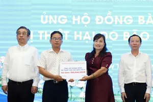Cán bộ, công chức, viên chức TPHCM ủng hộ đồng bào bị thiệt hại do bão lũ