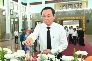 Bí thư Thành ủy TPHCM Nguyễn Văn Nên viếng Nhạc sĩ Lư Nhất Vũ