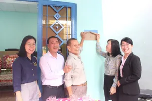 Quận 12 bàn giao nhà sửa chữa cho người có công 