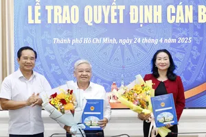 Chủ tịch UBND TPHCM Nguyễn Văn Được trao quyết định nghỉ hưu trước tuổi cho nhiều cán bộ