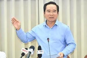 Chủ tịch UBND TPHCM: Vừa chạy vừa xếp hàng, ai sợ trách nhiệm, chạy chậm thì xuống tốc độ khác