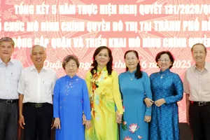 Đồng chí Nguyễn Thị Lệ cùng các đại biểu chụp hình lưu niệm